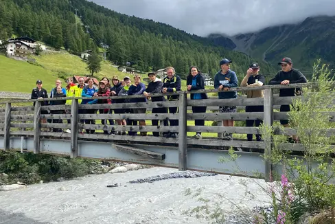I partecipanti al campo scuola della Protezione Civile di Solda, durante un sopralluogo delle strutture di protezione del Rio Valle di Zai (Foto: ASP/Protezione Civile della Croce Bianca )