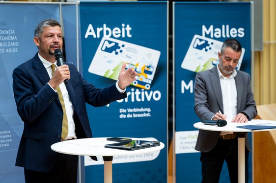 “Le fin é chël da invié a tó i mesi publics te na manira scëmpla, comota y conveniënta por düc, por dötes les generaziuns y dodí di bojëgns de vignun, cun de bunes ofertes pori pendolars, les families y i jogn”, sotrissëia l’assessur provinzial ala Mobilité, Daniel Alfreider. (Foto: USP/Fabio Brucculeri)