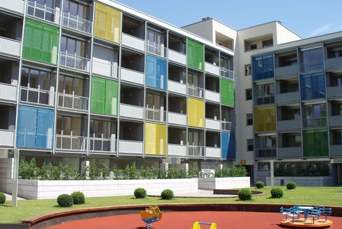 Con i suoi alloggi sociali, l'IPES offre a molte persone in Alto Adige la prospettiva di un alloggio adeguato e accessibile. (Foto: USP/IPES)