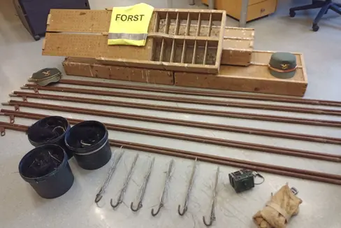 Gli agenti dell'Ispettorato forestale di Bolzano 1 hanno sequestrato ad Appiano attrezzature per la cattura non autorizzate. Erano stati catturati illegalmente 80 tordi. Ne è stata informata la Procura della Repubblica di Bolzano. (Foto: ASP/Stazione forestale Caldaro)