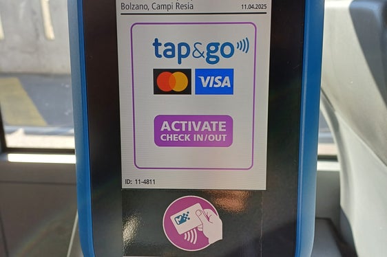 Il logo “tap&go” è già stato apposto sulle obliteratrici degli autobus. I passeggeri con carte di credito e di debito possono facilmente acquistare il biglietto. (Foto: USP/Bruno Benedetto)