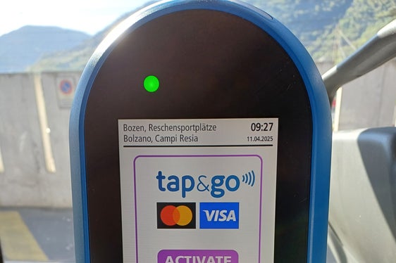 Il logo “tap&go” è già stato apposto sulle obliteratrici degli autobus. I passeggeri con carte di credito e di debito possono facilmente acquistare il biglietto. (Foto: USP/Bruno Benedetto)