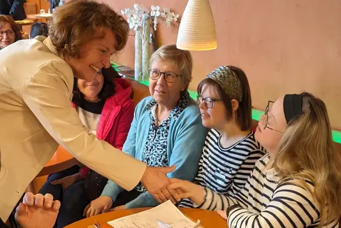 Soziallandesrätin Rosmarie Pamer erinnert daran, dass Leistungen des ambulanten Betreuungsdienstes (ehemals Hauspflegedienst) auch für von Familien mit Kindern mit Behinderungen in Anspruch genommen werden können. (Foto: LPA/Hannes Wisthaler)