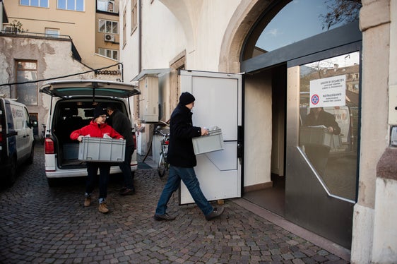 Gemeinsam luden Herwig Prinoth (Bildvordergrund) und Petra Kranebitter (rote Jacke) die Fundstücke im Bozner Naturmuseum ab. (Foto: LPA/Claudia Corrent)