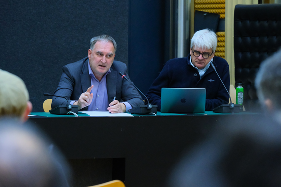 Il direttore della Ripartizione Informatica Josef Hofer ha parlato dell'aumento degli attacchi informatici negli ultimi anni. In foto (da sinistra) al fianco del direttore generale di Informatica Alto Adige Stefan Gasslitter (Foto: USP/Lukas Forer)
