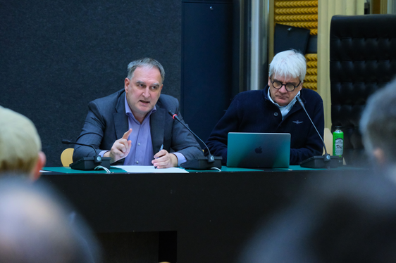 Josef Hofer (links im Bild, daneben SIAG-Generaldirektor Stefan Gasslitter), der Leiter der Landesabteilung Informatik, berichtet über den Anstieg an Cyber-Attacken in den vergangenen Jahren. (Foto: LPA/Lukas Forer)