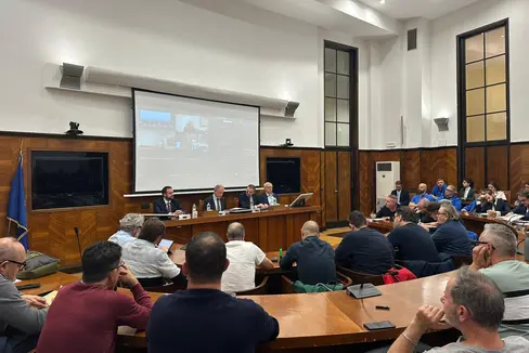 Die Zukunft der Stahlwerke in Bozen stand im Mittelpunkt von Gesprächen in Rom, an denen auch Landesrat Marco Galateo (1. v. l.) und Minister Adolfo Urso (2. v. l.) teilgenommen haben. (Foto: LPA)