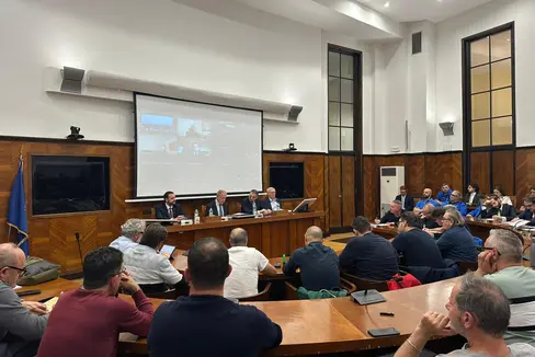 Die Zukunft der Stahlwerke in Bozen stand im Mittelpunkt von Gesprächen in Rom, an denen auch Landesrat Marco Galateo (1. v. l.) und Minister Adolfo Urso (2. v. l.) teilgenommen haben. (Foto: LPA)