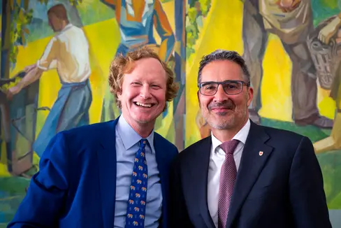 Der österreichische Botschafter Jan Kickert (links) verabschiedete sich in einer Sitzungspause des Südtiroler Landtages von Landeshauptmann Arno Kompatscher. Die Amtszeit von Kickert endet im Herbst. (Foto: LPA/Fabio Brucculeri)