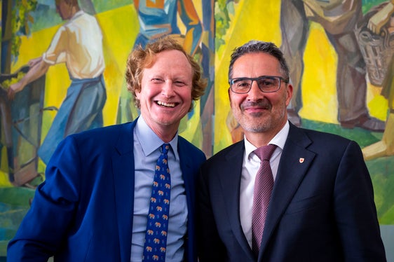 Der österreichische Botschafter Jan Kickert (links) verabschiedete sich in einer Sitzungspause des Südtiroler Landtages von Landeshauptmann Arno Kompatscher. Die Amtszeit von Kickert endet im Herbst. (Foto: LPA/Fabio Brucculeri)