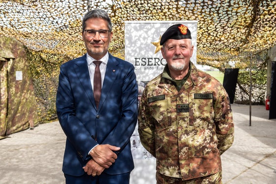 Landeshauptmann Kompatscher und Generalstabschef Serino (Foto. LPA/Ivo Corrà)