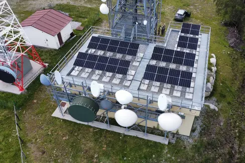 La Radiotelevisione Azienda Speciale (RAS) ha messo in funzione il suo 14° impianto fotovoltaico presso la postazione ricetrasmittente di Monte Cavallo, sopra a Vipiteno. (Foto: RAS)