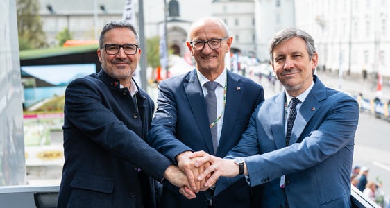Beim Rennstart hoben die Euregio-VertreterInnen die Bedeutung der Tour of the Alps für die gesamte Region hervor: (von links) Landeshauptmann Arno Kompatscher (Südtirol), Landeshauptmann Anton Mattle (Tirol) und Landeshauptmannstellvertreter Achille Spinelli (Trentino). (Foto: Land Tirol/Fitsch)