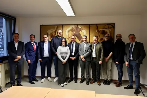 Zusammenarbeit zwischen Landwirtschaft und Gastronomie beim Weingipfel gestärkt: (von links) Ressortdirektor Ulrich Höllrigl, HGV-Direktor Raffael Mooswalder, Direktor Agrar bei IDM Thomas Fill, IDM-Präsident Hansi Pichler, Julia Gasser, Mitarbeiterin des HGV im Bereich Unternehmensberatung und dort Geschäftsführerin der Angebotsgruppen Südtiroler Gasthaus, Vinum Hotels und Historic South Tirol, Landesrat Luis Walcher, HGV-Präsident Klaus Berger, Bauernbund-Obmann Daniel Gasser, Präsident Konsortium Südtirol Wein Andreas Kofler, Direktor Konsortium Südtirol Wein Eduard Bernhard, Bauernbund-Direktor Siegfried Rinner. (Foto: LPA/Ressort Landwirtschaft, Forstwirtschaft und Tourismus)