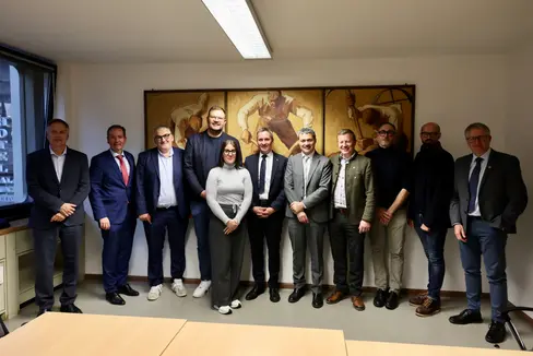 Zusammenarbeit zwischen Landwirtschaft und Gastronomie beim Weingipfel gestärkt: (von links) Ressortdirektor Ulrich Höllrigl, HGV-Direktor Raffael Mooswalder, Direktor Agrar bei IDM Thomas Fill, IDM-Präsident Hansi Pichler, Julia Gasser, Mitarbeiterin des HGV im Bereich Unternehmensberatung und dort Geschäftsführerin der Angebotsgruppen Südtiroler Gasthaus, Vinum Hotels und Historic South Tirol, Landesrat Luis Walcher, HGV-Präsident Klaus Berger, Bauernbund-Obmann Daniel Gasser, Präsident Konsortium Südtirol Wein Andreas Kofler, Direktor Konsortium Südtirol Wein Eduard Bernhard, Bauernbund-Direktor Siegfried Rinner. (Foto: LPA/Ressort Landwirtschaft, Forstwirtschaft und Tourismus)