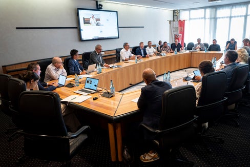 I sindacati e le associazioni di categoria si sono incontrati con il presidente della Provincia Kompatscher per discutere delle possibilità di riduzione dell’IRAP. (Foto: USP/Fabio Brucculeri)