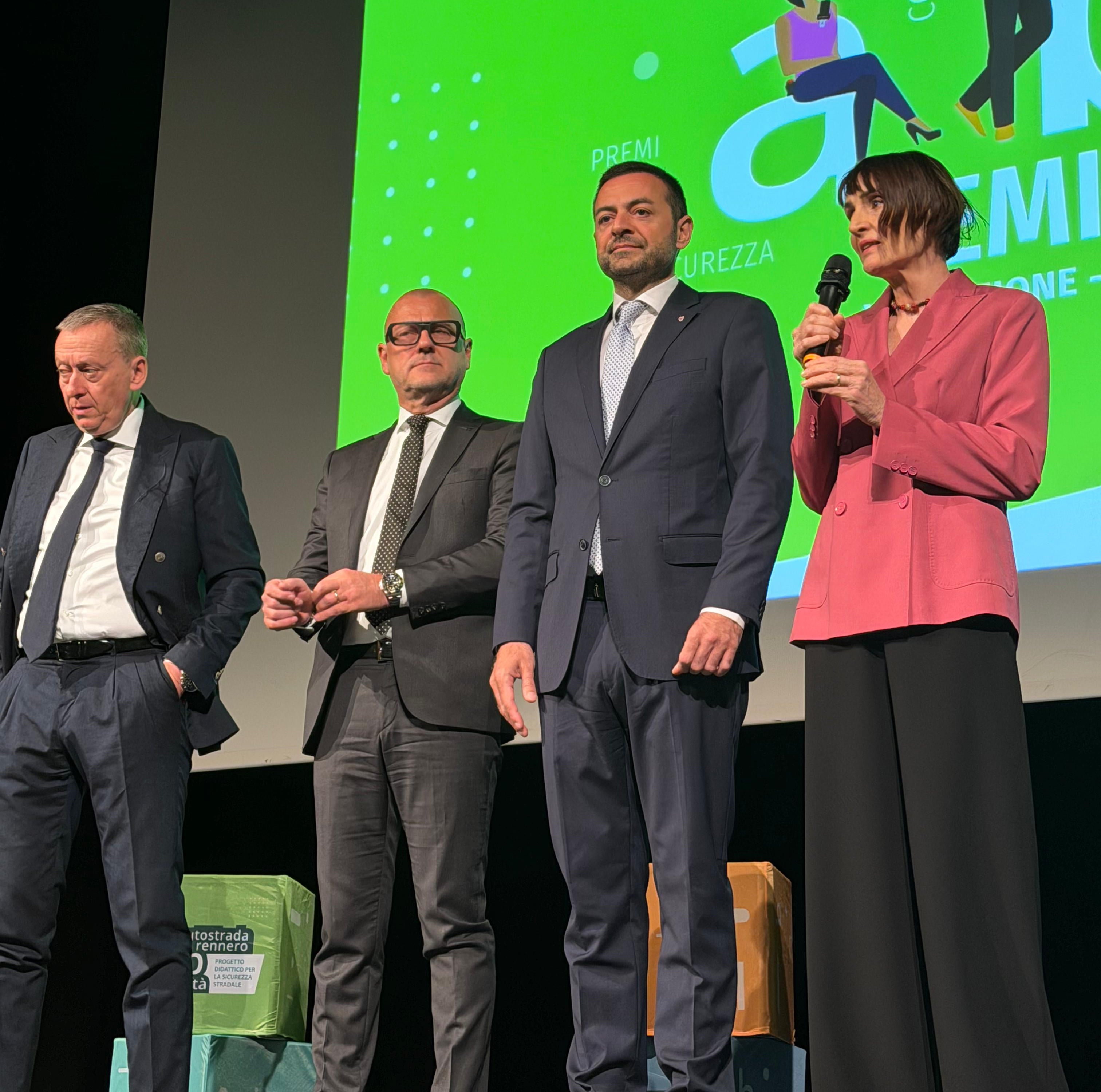 Sul palco del Teatro Rainerum per ABC - L'Autostrada del Brennero in Città: da destra il commissario del Governo Maddalena Travaglini, l'assessore provinciale Marco Galateo, il sindaco di Bolzano Claudio Corrarati e il direttore tecnico generale di A22 Carlo Costa. (Foto: Alice Segata)