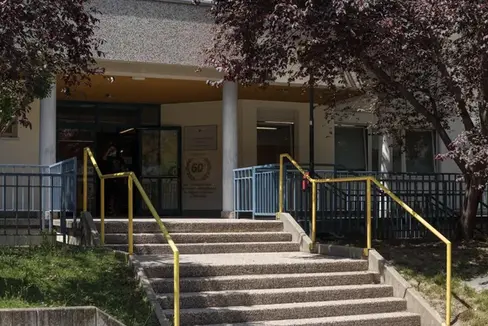 La Giunta provinciale ha approvato il programma planivolumetrico della Scuola professionale provinciale alberghiera “Cesare Ritz” di Merano, unica scuola in lingua italiana dedicata alla formazione alberghiera in Alto Adige. Previsti una nuova mensa, un parcheggio coperto e un nuovo convitto oltre alla ristrutturazione dell'edificio esistente. Nella foto l'entrata della scuola. (Foto: USP)