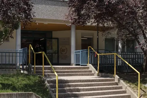 Die Landesregierung hat das Raumprogramm für den Neubau der Landesberufsschule für das Gastgewerbe Cesare Ritz in Meran genehmigt. Geplant sind eine neue Mensa, ein überdachter Parkplatz und ein neues Schülerheim sowie die Sanierung des bestehenden Gebäudes. Auf dem Foto ist der Schuleingang zu sehen. (Foto: LPA)