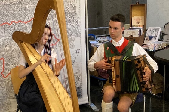 Die Geschwister Lena und Simon Hopfgartner waren eine der insgesamt neun Gruppen und Solistinnen und Solisten aus den Südtiroler Musikschulen. (Foto: Referat Volksmusik)
