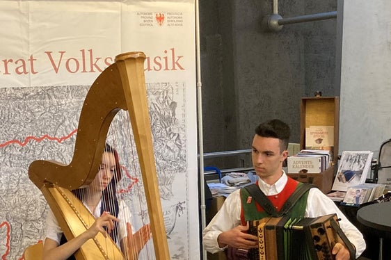 Die Geschwister Lena und Simon Hopfgartner waren eine der insgesamt neun Gruppen und Solistinnen und Solisten aus den Südtiroler Musikschulen. (Foto: Referat Volksmusik)