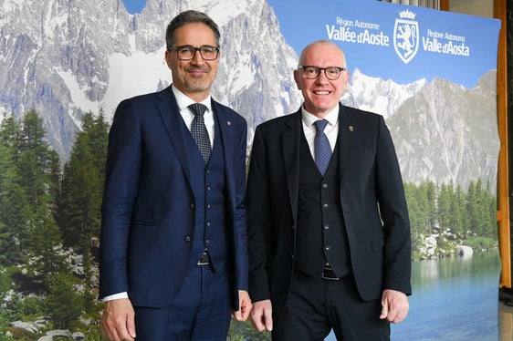 Il presidente Kompatscher ha approfittato dell’occasione per riflettere sui progressi e le sfide dell’Autonomia insieme al presidente della Valle d'Aosta, Renzo Testolin (Foto: Ufficio stampa Regione autonoma Valle d'Aosta)
