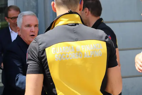 Diverse organizzazioni si sono dedicate alla ricerca e al salvataggio di persone scomparse. Nella foto un momento di una riunione di due anni fa presso l'Agenzia per la Protezione Civile: da sinistra (sullo sfondo) il direttore dell'Agenzia per la Protezione Civile Klaus Unterweger, il presidente provinciale del Soccorso Alpino e Speleologico dell'Alto Adige CNSAS Giorgio Gajer e un rappresentante del Soccorso Alpino della Guardia di Finanza. (Foto: ASP/Maja Clara)