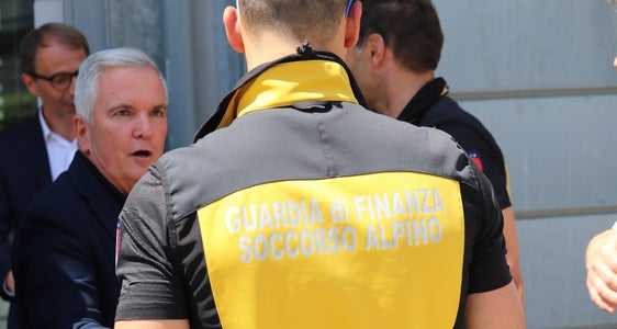 Verschiedene Organisationen haben sich der Suche und Rettung von Vermissten verschrieben. Im Archivbild ein Treffen in der Agentur für Bevölkerungsschutz mit: (v.l.) Direktor der Agentur für Bevölkerunsgschutz Klaus Unterweger (im Hintergrund), Landesvorsitzender der Südtiroler Berg- und Höhlenrettung CNSAS Giorgio Gajer und ein Vertreter der Bergrettung bei der Finanzpolizei. (Foto: LPA/Maja Clara)