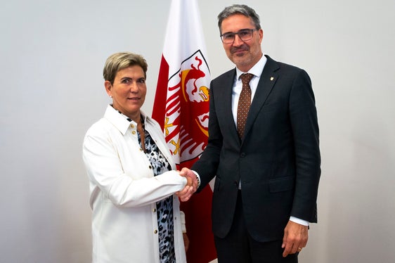 In ottobre, la caporedattrice uscente Heidy Kessler si era congedata dal presidente Arno Kompatscher (Foto. ASP/Fabio Brucculeri)