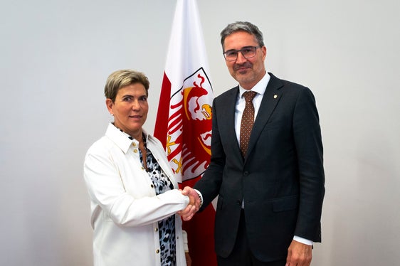 Im Oktober hat sich die scheidende Chefredakteurin Heidy Kessler von Landeshauptmann Arno Kompatscher verabschiedet. (Foto. LPA/Fabio Brucculeri)