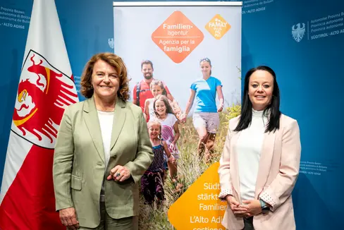 L’assessora alla Famiglia Rosmarie Pamer e la direttrice dell’Agenzia per la famiglia Monika Conrater hanno illustrato le diverse possibilità di sostegno offerte alle famiglie in Alto Adige. (Foto: USP/Fabio Brucculeri)