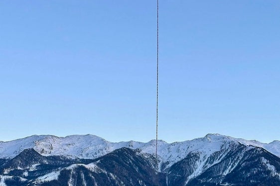 Zwei Super Puma sind heute für die Eindämmung des Waldbrandes am Sonnenberg bei Latsch im Einsatz, ihr Löschwasserbehälter umfasst 4000 Liter. (Foto: LPA/Heli Austria)