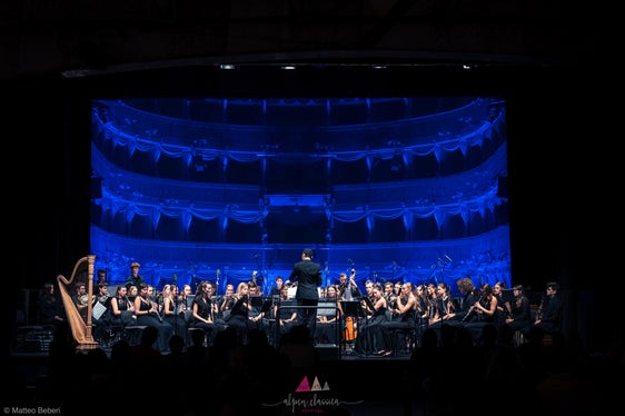Das Holzblasorchester HoBla-O wurde 2009 gegründet und bietet jungen Musikerinnen und Musikern die Möglichkeit, erste Erfahrungen in der klanglichen Vielfalt eines Orchesters zu sammeln. (Foto: LPA/Landesdirektion Deutsche und ladinische Musikschule/Matteo Beberi-Alpen Classica)