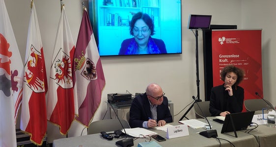 Die online zugeschaltete Direktorin Floriana Galluccio hat das Interuniversitäre Zentrum OSAII vorgestellt, das die Verwaltungsstrukturen in Italien analysiert und den institutionellen Zusammenhalt fördert. Im Bild mit (von links) OSAII-Vizedirektor Luigi Blanco, moderiert von Elisa Bertò. (Foto: Euregio)