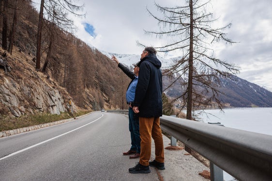 In occasione di un sopralluogo congiunto svolto in aprile assieme a un rappresentante del Comune di Senales, l’assessore provinciale Daniel Alfreider ha ispezionato nuovamente il tratto di strada e ribadito la necessità della galleria paravalanghe. (Foto: USP/Ivan Brentegani)