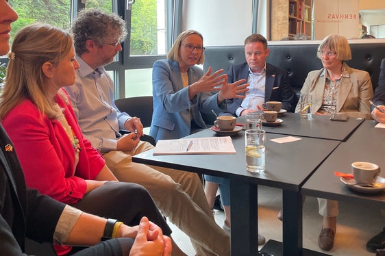 Landesrätin Magdalena Amhof informierte über die Bemühungen der Landesregierung, Menschen mit Behinderungen in den Arbeitsmarkt zu integrieren und ihnen eine angemessene Entlohnung zuzusichern. (Foto: LPA/Ressort Europa, Arbeit und Personal)