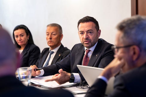 Il vicepresidente e assessore allo Sviluppo economico Marco Galateo (secondo da destra) ha illustrato il 6 ottobre la volontà di istituire un programma provinciale di sostegno e finanziamento per il commercio di vicinato nei contesti urbani. A sinistra l'assessora Mair e l'assessore Brunner, di spalle il presidente Kompatscher e il sindaco Corrarati. (Foto: USP/Fabio Brucculeri)