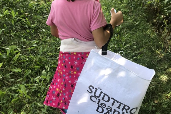 Bei den koordinierten Müllsammelaktionen beteiligen sich Groß und Klein. Müllsammeln macht in der Gruppe einfach mehr Spaß. (Foto: Landesamt für Natur/Andrea Leitner)