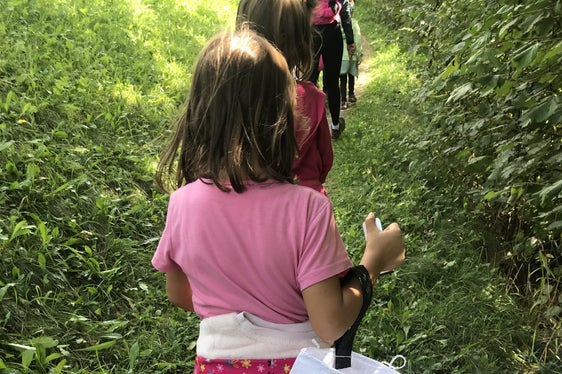 Bei den koordinierten Müllsammelaktionen beteiligen sich Groß und Klein. Müllsammeln macht in der Gruppe einfach mehr Spaß. (Foto: Landesamt für Natur/Andrea Leitner)