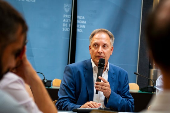 I nostri principi guida sono l'impegno verso la nostra provincia e la promessa dell'agricoltura di preservare la natura, le famiglie, la diversità e i valori per le generazioni future, ha dichiarato Ulrich Höllrigl, direttore del Dipartimento Agricoltura, Foreste e Turismo. (Foto: ASP/Fabio Brucculeri)