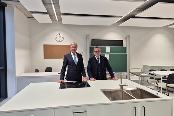 Da sinistra Alberto Conci, dirigente della Scuola provinciale per le professioni sociali “Emmanuel Lévinas”, e l'assessore provinciale alle Opere Pubbliche, Christian Bianchi, in un'aula dedicata all'istituto Levinas. (Foto: USP/Gianluca Crocco)