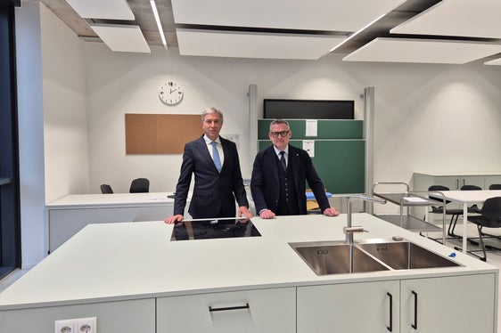 Da sinistra Alberto Conci, dirigente della Scuola provinciale per le professioni sociali “Emmanuel Lévinas”, e l'assessore provinciale alle Opere Pubbliche, Christian Bianchi, in un'aula dedicata all'istituto Levinas. (Foto: USP/Gianluca Crocco)