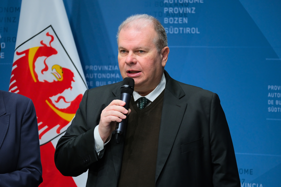 Für Quästor Paolo Sartori ist die Cyberweek eine gute Gelegenheit, um die Bevölkerung für die Risiken der digitalen Welt zu sensibilisieren. (Foto: LPA/Lukas Forer)