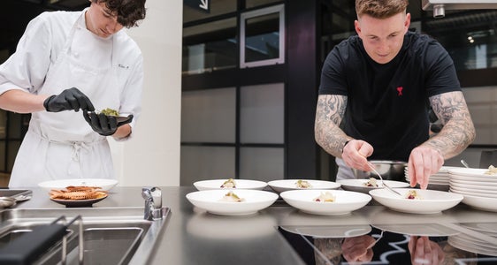 “Euregio pra mëisa” uel purté l’ert culinera sot ai refletëures, mustré su si mpurtanza ti trëi raions dl’Euregio y renfurzé la cunlaurazion danter la lies di cueghes. (Foto: USP/Bernhard Aichner)