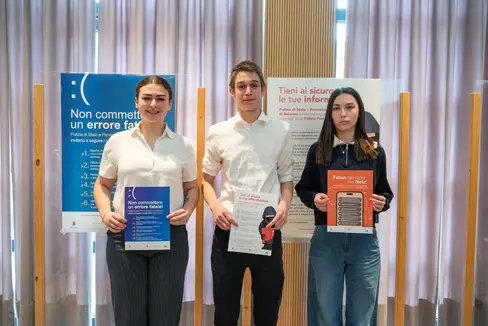 Le studentesse e lo studente che hanno presentato i manifesti per dire Attenti alle truffe informatiche insieme alla Polizia Postale: (da sinistra) Laura Pernter, Omar Bevilacqua e Inesa Topal. (Foto: USP/Greta Stuefer)