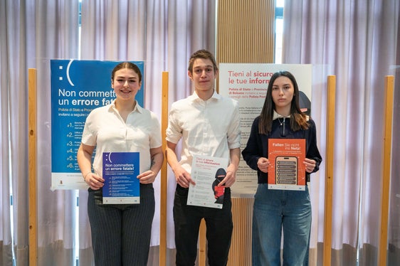 Die Schülerinnen und der Schüler, die die Plakate für die Kampagne gegen den Internetbetrug vorgestellt haben: Laura Pertner (im Bild von links), Omar Bevilacqua und Inesa Topal. (Foto: LPA/Greta Stuefer)