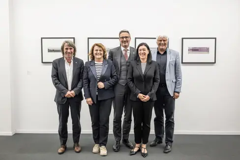 Gesundheitslandesrat Hubert Messner, Soziallandesrätin Rosmarie Pamer, Landeshauptmann Arno Kompatscher, die neue Präsidentin des Dachverbands für Soziales und Gesundheit Roberta Rigamonti und ihr Stellvertreter Richard Stampfl. (Foto: LPA/Lucia Rose Buffa)