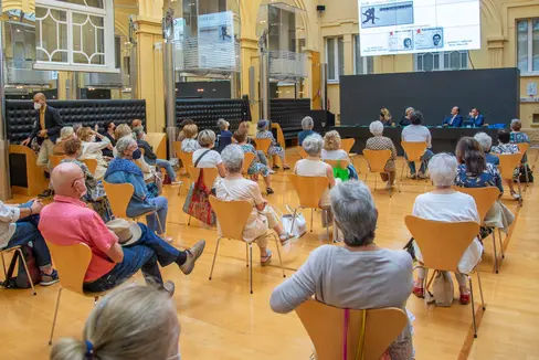 Grande partecipazione di persone nel cortile interno di Palazzo Widmann per la cerimonia che ha suggellato la donazione della biblioteca Archeoart alla biblioteca provinciale in lingua italiana Claudia Augusta (Foto: ASP/Fabio Brucculeri)