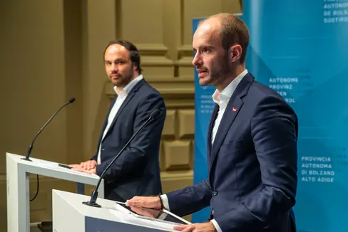 In ihrer Pressekonferenz haben Landesrat Achammer und Österreichs Digitalisierungs-Staatssekretär Tursky auf die Wichtigkeit digitaler Kompetenzen hingewiesen. (Foto: LPA/Fabio Brucculeri)