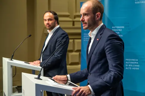 Nella loro conferenza stampa, l'assessore provinciale Achammer e il segretario di Stato austriaco per la Digitalizzazione Tursky hanno sottolineato l'importanza delle competenze digitali (Foto: ASP/Fabio Brucculeri)